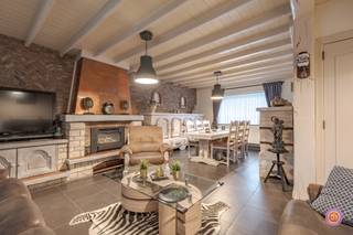 Deze instapklare halfopen bebouwing bevindt zich in het rustige Sint-Amands, nabij scholen, winkels en openbaar vervoer. Op wandelafstand vinden we...