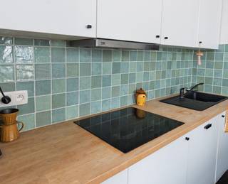 Gezellig lichtrijk appartement aan het bruisende park Spoor Noord. Het appartement op de eerste verdieping maakt deel uit van een kleinschalig gebouw. Alle appartementen werden 6 jaar geleden gerenoveerd.<br /><br />Het appartement (41m²) heeft een badkamer met toilet, 1 slaapkamer, een keuken, een hal, een leefruimte en een aparte berging (3m²) in de kelder. Er is ook een plaats voorzien voor een wasmachine.<br /><br />- Alle energiemeters zijn apart<br />- Geen algemene kosten<br />- EPC C<br />- Elektriciteit conform<br /><br />Op wandelafstand van park spoor noord en het centraal station en vlakbij het eilandje en het stadscentrum zit je in de perfecte buurt.<br /><br />Interesse?<br />| Mail naar tulpstraat23@hotmail.com voor meer info of een afspraak!<br /><br />Foto's: Lars Wittel & Alec Courtin