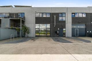 Op een vlot bereikbare locatie in Mariakerke bevindt zich deze veelzijdige bedrijfsunit. Het pand beschikt over een bebouwde oppervlakte van 161 m², een vrije hoogte van 8 meter waarin 2 verdiepingen zijn gecreëerd en maar liefst 8 privatieve parkeerplaatsen.<br />De bedrijfsunit werd functioneel ingericht en biedt dankzij de combinatie van kantoor-, vergader- en werkruimtes tal van mogelijkheden voor een professionele of bedrijfsmatige invulling.<br />Op het gelijkvloers, circa 160 m², bevinden zich een inkom, verschillende burelen, een kabinet, toiletten, archiefruimte, technische ruimte, vergaderzaal, ingerichte keuken/refter, personeelsruimte en traphal.<br />De eerste verdieping van circa 140 m² omvat verschillende ruime werkruimtes of burelen, een technische ruimte en bijkomende toiletten.<br />Het gebouw is verzorgd afgewerkt met keramische tegelvloeren en aluminium buitenschrijnwerk voorzien van hoogrendementsglas. Verwarming en klimatisatie gebeuren via Clima airco-units. Daarnaast beschikt het pand over een alarmsysteem en een laadpaal voor elektrische voertuigen.<br />Een belangrijke bijkomende troef is de ruime parkeergelegenheid. Er zijn 4 privatieve parkeerplaatsen voor het gebouw en nog eens 4 privatieve parkeerplaatsen schuin tegenover het gebouw (P48, P49, P50 en P51).<br />Dankzij de ruime oppervlakte, praktische indeling, moderne voorzieningen en uitstekende parkeermogelijkheden is dit een bijzonder interessante bedrijfsunit voor ondernemingen die op zoek zijn naar een combinatie van kantoor-, werk- en personeelsruimtes in de Gentse regio.<br />Vlot bereikbare ligging in Mariakerke, nabij Gent.<br />Bel snel voor meer info of een bezoek ter plaatse: Ulrik Willems 0495 93 38 35 of email: uw@entree.be
