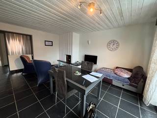 TE HUUR - Sint-Kwintens-Lennik - Appartement in een zijstraat van de markt van Lennik bestaande uit een woonkamer, ingerichte keuken, badkamer...