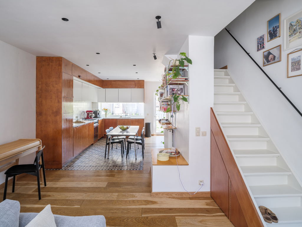 Uniek gerenoveerde, instapklare woning op fietsafstand van het stadscentrum met aangename buitenruimtes (terras en stadstuin) en 3 volwaardige slaapkamers. - photo 4