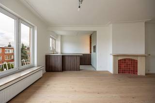 <p><span>Looking for an apartment where all you have to do is put your furniture? Then this is the place to be. This high-quality renovated apartment combines a warm, contemporary finish with spacious living, two bedrooms and a quiet location in a pleasant residential neighborhood of Deurne.<br /><br /></span></p><p><span>Light, space and character</span></p><p><span>You enter into the central entrance hall with custom cabinets that immediately offers plenty of storage space. From here you walk through to the living space, where the beautiful parquet floor, large windows and authentic fireplace immediately catch the eye. Thanks to the wide facade, you enjoy a lot of natural light and a pleasant open feeling. The living space offers more than enough room for a spacious seating area and a large dining table.</span></p><p><span> </span></p><p><span>Eyecatcher: the new kitchen</span></p><p><span>The completely new open kitchen is the heart of the apartment. The large peninsula invites you to enjoy breakfast, aperitifs or cooking together. The combination of dark wood tones, a light natural stone worktop and quality appliances provides a stylish look that feels warm at the same time. Extra: a coffee corner with LED lighting.</span></p><p><span> </span></p><p><span>Two bedrooms and a nice terrace</span></p><p><span>To the rear are the two bedrooms. The largest room features built-in closets and enough room for a king-size bed. The second bedroom opens directly onto the covered terrace, a quiet spot with western orientation where you can enjoy the evening sun after work. The bathroom is equipped with a spacious recessed walk-in shower where the tile continues nicely, stylish sink cabinet, custom cabinets and towel radiator. The toilet and laundry room each have their own space.</span></p><p><span> </span></p><p><span>Quiet living between greenery and city</span></p><p><span>You live here in a nice, residential neighborhood where families, young couples and local residents still know each other. You don't have to go far for a walk or a morning run: both the Boekenberg Park with its iconic swimming pond and the pleasant Te Boelaer Park are within walking distance. You can also reach the Rivierenhof in a few minutes by bike.</span></p><p><span>For your daily shopping you will find several supermarkets nearby, while for a coffee, lunch or aperitif you can visit the cozy establishments around Gitschotellei. Fancy some more city life? By bike or streetcar you will be in the center of Antwerp in no time.</span></p><p><span>Schools, sports clubs, public transport and velo stations are all in the immediate vicinity. Moreover, from here you drive particularly smoothly to the Ring Road and the Singel, allowing you to quickly reach both the city and the rest of Antwerp.</span></p><p><span>No measures in the Flemish Enforcement Platform</span></p>