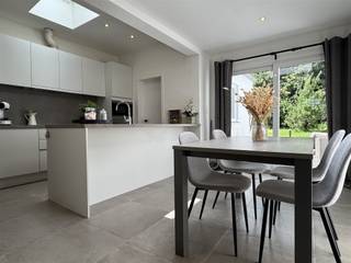 Ruime woning met 4 slaapkamers!Indeling: inkomhal, bureelruimte/speelkamer, ruime leefruimte met open keuken en zicht op de tuin. Tuin met aangelegd...