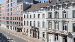 Dit pand, gelegen vlak bij station Gent-Dampoort en met vlotte aansluiting naar de belangrijkste invalswegen, combineert karakter met functionaliteit.<br /><br />Bij binnenkomst valt meteen de zeer ruime inkomhal op, die uw bezoekers een stijlvolle eerste indruk bezorgt.<br />Op het gelijkvloers bevinden zich drie grote kantoorruimtes met authentieke elementen zoals schouwen, moulures en hoge plafonds – een ideale combinatie van klasse en werkcomfort.<br /><br />De eerste verdieping beschikt over bijkomende kantoorruimtes, evenals de nodige voorzieningen voor keuken en sanitair.<br />Ook de tweede verdieping biedt meerdere ruimtes die flexibel inzetbaar zijn, afhankelijk van de noden van uw bedrijf of praktijk.<br /><br />Tot slot is de derde verdieping volledig afgewerkt, waardoor dit gebouw in totaal over een zee aan ruimte beschikt – perfect geschikt voor een bedrijf, kantoor of groepspraktijk.<br /><br />Er zijn extra renders toegevoegd ter illustratie.<br /><br /><strong>Contacteer Henry Van Tornhout voor bijkomende inlichtingen of een vrijblijvend plaatsbezoek via +32 474 13 37 93 of via henry@kmovastgoed.be</strong><br /><br />EPC: B-label <br />Stedenbouwkundige inlichtingen: bouwvergunning, geen verkavelingsvergunning, gebied voor stedelijke ontwikkeling, voorkooprecht, geen rechterlijke herstelmaatregel of bestuurlijke maatregel opgelegd.<br />Geen overstromingsgevoelig gebied, geen afgebakende oeverzone. <br /> 