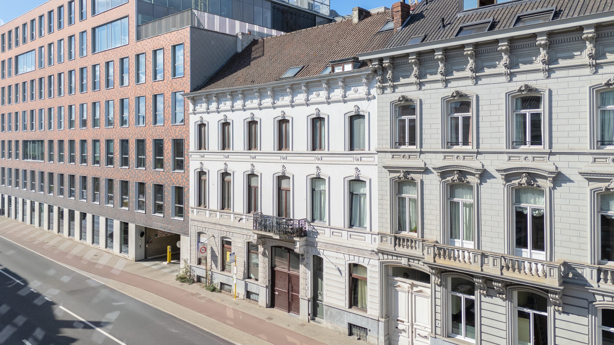 Ruim en karaktervol kantoorgebouw met authentieke elementen vlak bij station Gent-Dampoort! - photo 1