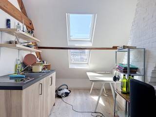 Only for students, domicile is not possible.

Gemeubelde studentenkamer in aangenaam gebouw, gelegen op toplocatie nabij Gent Zuid
Op de kamer zelf is er een lavabo, bed, kast en keukent. Badkamer is gemeenschappelijk. 

Enkel voor studenten, domicilie niet mogelijk
Minimum huurtermijn is 1 jaar.

€650 + €90 ( inclusief EGW + internet)
Beschikbaar vanaf 1/09
