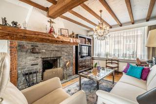 Cette maison parfaitement entretenue est idéalement située à Halle, à proximité des commerces, des écoles, des transports en commun et bénéficie d’un accès aisé aux principaux axes routiers. Grâce à son agencement pratique, son grand jardin et ses nombreux espaces de rangement, cette habitation constitue la maison familiale idéale.
Nous entrons dans la maison par le hall d’entrée avec WC séparé et accédons ensuite à l’agréable et lumineux séjour comprenant un salon et une salle à manger. La cuisine entièrement équipée est attenante à la pièce de vie. Depuis la salle à manger, nous accédons à la véranda, véritable prolongement de l’espace de vie, qui s’ouvre sur un agréable jardin où il fait bon se détendre.
Au premier étage, nous découvrons trois chambres spacieuses ainsi qu’une salle de bains équipée d’une douche à l’italienne, d’un lavabo et d’un WC.
La maison dispose également d’un vaste grenier offrant de nombreuses possibilités, pouvant être aménagé en espace de vie supplémentaire, salle de loisirs ou espace de rangement.
Enfin, la propriété comprend une cave, un garage ainsi qu’une allée permettant le stationnement de plusieurs véhicules, offrant ainsi un confort supplémentaire et de nombreuses possibilités de rangement.
Cette charmante maison allie espace, confort et excellente situation, faisant d’elle le logement idéal pour les familles souhaitant profiter d’un cadre de vie agréable à Halle.