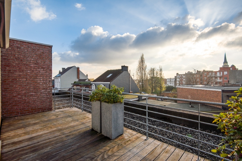 Ruim & lichtrijk dakappartement (114m²) met 2 (mog. 3) SLK, 2 ruime terrassen en dubbele garagebox - foto 5