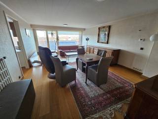 Super centraal gelegen appartement en bestaande uit hal met apart toilet, gezellige living, 2 slaapkamers en een badkamer. Tevens ondergrondse standplaats inbegrepen in de prijs. Gelegen op de 3de verdieping waardoor mooi open zicht over de daken, klein terrasje aanwezig. Geen renovatie verplichting. Ideaal als 1ste bewoning of als investering.