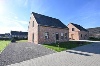 Volledig afgewerkte en instapklare woning met zuid georiënteerde tuin, oprit en parkeermogelijkheden voor de deur.<br /><br />Oplevering en sleuteloverdracht bij notariële akte.<br /><br />Deze woning is gelegen in de nieuwe verkaveling "Mirrepadde" vlakbij het centrum van Wakken en op wandelafstand van provinciaal domein De Baliekouter. Uiterst rustige en aangename ligging.<br /><br />De woning werd uiterst kwalitatief en energiezuinig gebouwd. Standaard worden 8 zonnepanelen (3.200 Wp) voorzien. Uiteraard kan dit uitgebreid worden.<br />De woning wordt verwarmd d.m.v. vloerverwarming aangestuurd door een lucht/water warmtepomp.<br /><br />Overal pvc schrijnwerk met superisolerende beglazing.<br />Op de grote ramen achteraan en aan de zijkant zijn elektrische zonnescreens geïnstalleerd.<br /><br />Op het gelijkvloers is de indeling als volgt: inkomhal met gastentoilet, L-vormige leefruimte met prachtige open keuken, wasplaats, ruime berging met zijdeur naar de oprit waar het plaatsen van een carport mogelijk is.<br /><br />Boven zijn er drie volwaardige slaapkamers voorzien, een apart toilet en een aangename en ruime badkamer. Bergzolder in de nok, bereikbaar via een luik en plooitrap.<br /><br />Prijs wordt opgesplitst als volgt:<br /><br />- grondwaarde 160.851 € + registratie<br />- constructie, afgewerkt volgens lastenboek: 318.027 € + btw<br />- inbegrepen: woning volledig opgeschilderd + verlichtingsarmaturen<br /><br />Prijzen zijn volledig afgewerkt en inclusief:<br /><br />- laminaat en plinten op verdieping<br />- spatwand keuken<br />- steellookdeur tussen inkom en living<br />- terras aangelegd in keramische tegels 60/60<br />- gietijzeren deksels op controle -en regenput<br />- pad in betonklinkers tot aan voordeur<br />- klaarzetten en inzaaien gazon + wadi<br /><br />Bijkomende kosten excl. btw:<br />- 500,- € diverse attesten en studie<br />- 450,- € meet -en verkavelingsaktekosten<br />- 4.675,- € aansluitingskosten<br /><br />==> OPENDEUR OP ZATERDAG 24/10 VAN 9u-12u30<br />inschrijven kan via de website of via xavier@opt-immo.be - 0491 33 66 29