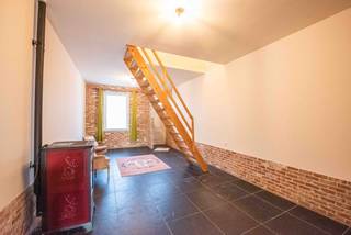 Deze modern gerenoveerde woning combineert hedendaags comfort met een warme, gezellige sfeer.De gezellige woonkamer is voorzien van een...