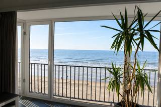 Spacieux appartement de 2 chambres avec vue frontale sur la mer situé au sixième étage de la résidence Anne Marie sur le front de mer de Middelkerke. Cet appartement est situé en plein centre, à quelques pas des commerces et du casino.Disposition :- hall d'entrée spacieux- salon (32 m²) avec espace bureau ou coin nuit (9 m²)- cuisine (10 m²) comprenant un réfrigérateur avec congélateur, un lave-vaisselle, un four combiné, une cuisinière et une hotte- rangement- salle de bain (4m²) avec baignoire et double vasque- toilettes séparées- 2 chambres (13 m² et 15 m²)Gratuit à partir du 01/09/2026Commission des frais généraux : 80,00€ par moisCommission de chauffage : 75,00€ par moisAvantages :- situation extrêmement centrale- magnifique vue frontale sur la mer- petite résidence, 1 appartement par étage- convient comme résidence secondaire ou comme lieu de résidence permanentÊtes-vous intéressé par cette propriété à louer à Middelkerke ? Rendez-vous sur le site www.dewaele.com, cliquez sur le bien que vous souhaitez louer. À l'aide du bouton rouge « demandez votre visite », nous vous demandons de remplir brièvement un profil. Ensuite, nous vous contacterons pour une visite. Les rendez-vous ne peuvent pas être pris par téléphone.