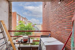 <p><span>Dit </span><span>verhuurd 2-slaapkamer appartement</span><span> is gelegen op een </span><span>centrale locatie in Antwerpen</span><span> aan de Van Kerckhovenstraat. </span></p><p><span>Het appartement is gelegen in een </span><span>kleinschalig gebouw </span><span>op de </span><span>2de </span><span>verdieping (geen lift). De ligging is ideaal op het vlak van winkels en openbaar vervoer. Het centrum van de stad, het Centraal Station van Antwerpen en Park Spoor Noord zijn op enkele minuten wandelen bereikbaar.</span></p><p><span>Het appartement </span><span>telt heel wat positieve kenmerken waaronder</span><span> </span><span>een oppervlakte van zo'n </span><span>59m² (cfr. EPC)</span><span> plus een </span><span>terras.</span></p><p><span> </span><span>Indeling</span></p><p><span>- inkomhal</span></p><p><span>- apart toilet</span></p><p><span>- ingemaakte kasten</span></p><p><span>- lichtrijke woonkamer en eetkamer</span></p><p><span>- geïnstalleerde keuken</span></p><p><span>- slaapkamer 1 </span></p><p><span>- slaapkamer 2 </span></p><p><span>- leuk terras </span></p><p><span>- badkamer</span></p><p><span> </span></p><p><span>Troeven</span></p><p><span>- zeer lage gemeenschappelijke kosten </span></p><p><span>- water, gas en elektra aparte meters</span></p><p><span>- centrale locatie vlakbij Antwerpen centrum en Centraal Station</span></p><p><span>- momenteel verhuurd voor 750 euro/maand - ideale investering !</span></p><p><span> </span></p><p><span>Ben jij geïnteresseerd in dit appartement vlakbij centrum Antwerpen, ben je op zoek naar ander vastgoed of wens je de waarde van jouw eigendom te kennen? Dan ben je bij BOLT immo aan het juiste adres! Wij helpen jou graag verder.</span></p><p><span> </span></p>