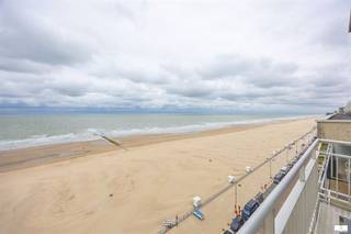 Cet appartement meubleé, situé au neuvième étage de la résidence Sun Beach, offre une combinaison unique d'espace, de luminosité et d'une...