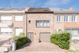 Te koop: ééngezinswoning in het centrum van Zaventem, met een verzorgde tuin, drie privé parkings en gunstige EPC-score B.Deze woning uit 1990 ligt...