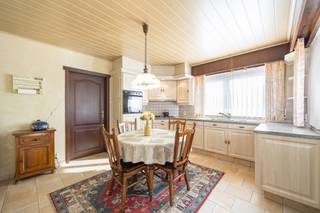 Ruime open bebouwing met momenteel 3 slaapkamers maar uitbreidingsmogelijkheden op een perceel van 745m². Gelegen in een rustige straat in...