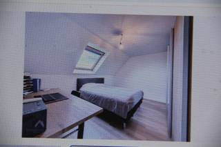 Moderne instapklare woning van 2007 in Roeselare met ruime garage en elektrische poort, plaats voor een 5-tal wagens. Ideaal voor startend gezin of zelfstandige die veel ruimte kan gebruiken.