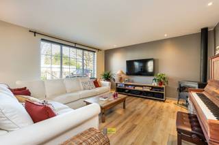 Deze ruime en lichtrijke woning verwelkomt u via een inkomhal met apart toilet, lavabo en vestiaire. Daarnaast beschikt de woning over een...