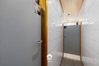 Deze handelswoning is gelegen midden in het centrum van Peer, een toplocatie met een constante passage van voetgangers en fietsers. Dankzij de...