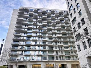 <span>Recent<strong> appartement met ruim zonneterras </strong>in residentie 'Louise Marie'.  Een realisatie van Cores Development gelegen tussen het centrum en het Nachtegalenpark.  Over de deur kan u gaan zwemmen in de Wezenberg en er bevindt zich ook een Albert Heijn supermarkt. Het Hertogenpark ligt naast de deur.</span><br /><br /><span><strong>Indeling:</strong><br />Inkomhal; berging; woonkamer op parket met open keuken voorzien van eettoog; zonneterras aan de woonkamer; hal met toegang tot 2 slaapkamers op parket; een aparte wc en een badkamer met inloopdouche. </span><br /><br /><strong><span>Bijzonderheden:</span></strong>
<ul>
	<li><span>Kelderberging.</span></li>
	<li><span>Gemeenschappelijke fietsenberging.</span></li>
	<li><span>Gemeenschappelijke fitnessruimte.</span></li>
	<li><span>Extra diensten mogelijk: www.louisemarie.services</span></li>
	<li><span>Alg. kosten: € 135/mnd.</span></li>
	<li><span>Autostaanplaats INCLUSIEF.</span></li>
</ul>