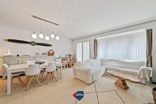 Op zoek naar een ruim appartement met een uitstekende ligging in het hart van Oostende? Dit aangename appartement op de tweede verdieping van Residentie Comte de Flandre combineert een royale woonruimte met een centrale ligging en een mooi lateraal zeezicht. Het appartement beschikt over een ruime en lichtrijke leefruimte, twee volwaardige slaapkamers en een extra slaaphoek, waardoor het bijzonder geschikt is als vaste woonst, tweede verblijf aan zee of investering. Een extra troef zijn de twee terrassen, zowel aan de voor- als achterzijde van het appartement. Aan de voorzijde geniet u bovendien van een lateraal zicht op zee en de typische sfeer van de kust. Dankzij de ligging in het centrum bevinden winkels, restaurants, openbaar vervoer, het strand en de zeedijk zich allemaal op wandelafstand. Daarnaast beschikt het appartement over een privatieve kelder, ideaal als extra bergruimte. Een ruim appartement met veel mogelijkheden én zeezicht op een gegeerde locatie in Oostende. Interesse? Contacteer ons voor meer informatie of een bezoek ter plaatse.