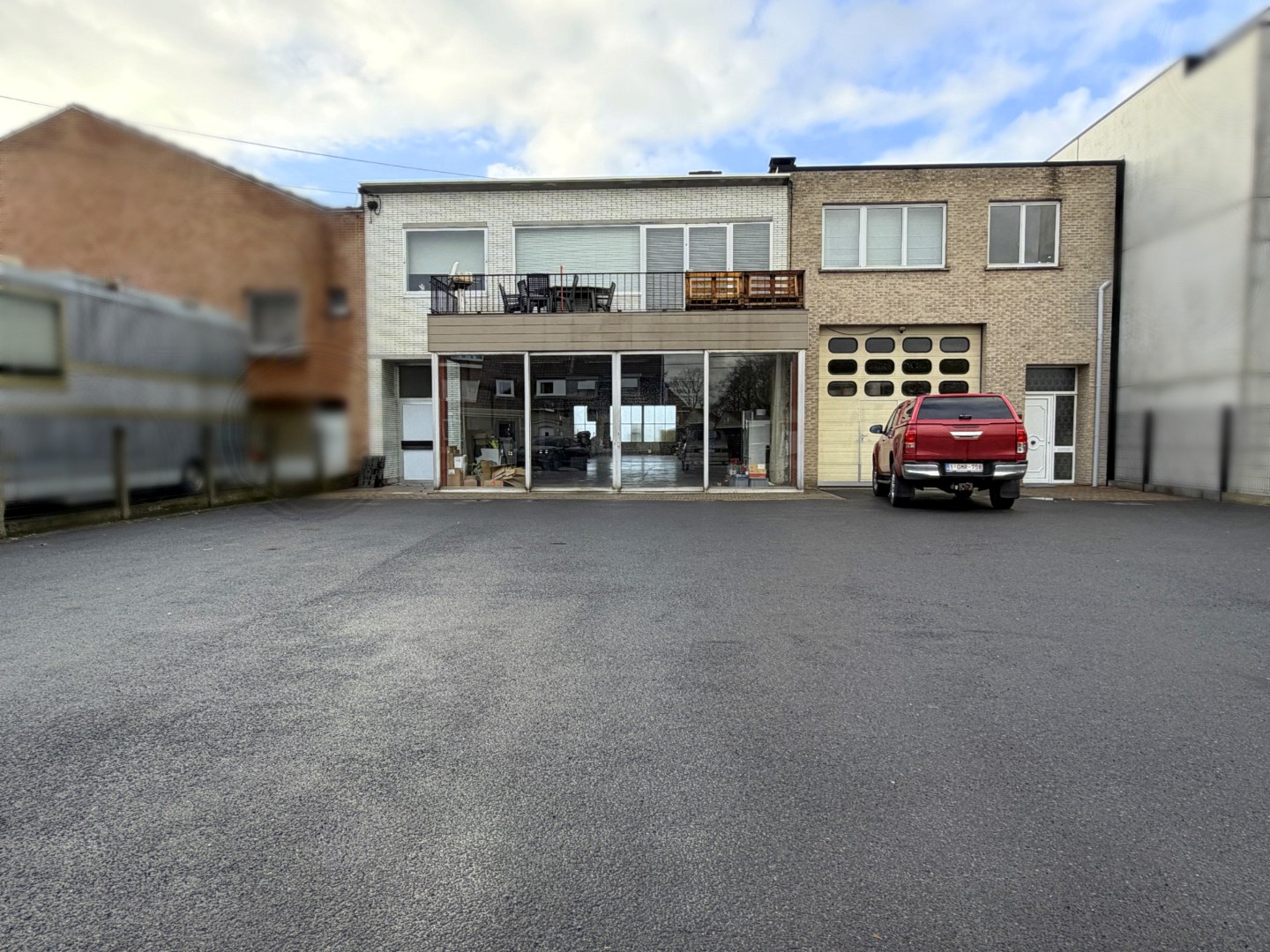 Dubbele opslagruimte (466 m²) met telkens een bovenliggend woongedeelte te koop in Kuurne - foto 1