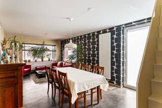 Bent u op zoek naar een gerenoveerde, lichtrijke stadswoning met 3 slaapkamers, dan is dit zeker de moeite waard.Op het gelijkvloers is er de...
