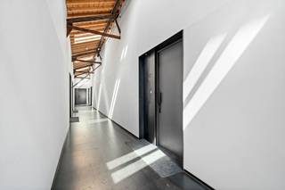 Deze prachtige loft bevindt zich in Loods 23, een hedendaags project uit 2017 in de Dublinstraat te Gent. De centrale ligging zorgt voor een vlotte verbinding met het stadscentrum, terwijl winkels, voorzieningen en tal van gezellige horecazaken in de levendige Muidewijk zich op korte afstand bevinden.<br /><br />De loft is gelegen op de eerste verdieping. Bij het binnenkomen valt meteen de overvloed aan natuurlijk licht op, die de open leefruimte volledig tot zijn recht laat komen. Deze ruimte leent zich perfect als combinatie van woonkamer, eetkamer en keuken. Aansluitend bevindt zich een ruim terras met praktische berging, zonder twijfel één van de absolute troeven van dit pand. De aansluitingen voor een keuken en kookeiland zijn reeds voorzien, waardoor u de inrichting nog volledig naar eigen smaak kan afwerken. Verder beschikt deze verdieping over een gastentoilet en een technische berging.<br /><br />Op de tweede verdieping bevindt zich een polyvalente ruimte, ideaal als bureau, dressing of hobbyruimte. Daarnaast zijn er twee ruime slaapkamers en een badkamer.<br /><br />In de kelderverdieping beschikt u over een extra berging en een privatieve staanplaats, verplicht aan te kopen aan € 45.000.<br /><br />De energiezuinigheid, het open karakter, de grote raampartijen en de vele indelingsmogelijkheden maken van deze loft een unieke woonkans op een toplocatie.<br /><br />Interesse? Contacteer Brent via brent@immofrancois.be voor meer informatie of om een bezoek in te plannen.<br /><br />