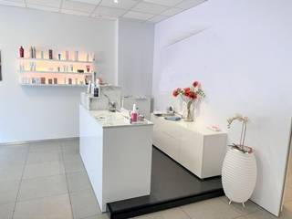 Dit multifunctioneel pand bevindt zich in een zijstraat van de Lange Steenstraat, dé bruisende winkelstraat van Kortrijk, en valt meteen op dankzij de royale vitrine die zorgt voor maximale zichtbaarheid. U komt binnen via een centrale inkom, er zijn 5 aparte ruimtes, een keuken en een toilet. Dankzij de modulaire (geïsoleerde) wanden kan je de inrichting eenvoudig aanpassen aan jouw specifieke noden. Er zijn water- en elektriciteitsaansluitingen voorzien in elke ruimte, waardoor het geheel geschikt is voor uiteenlopende doeleinden. Alsook is er een ventilatiesysteem, centrale verwarming op gas en de mogelijkheid voor airco, die een comfortabele werkomgeving garanderen. Dankzij de goede EPC-score ( B ) geniet u bovendien van een lage energiefactuur. !<br /><br />Kortom dit pand biedt eindeloze mogelijkheden, zoals een schoonheidssalon, nagelstudio, kinesist, kapsalon, interimkantoor, commerciële winkel of een vrij beroep. <br />Voor zowel klanten als medewerkers zijn er nabijgelegen ondergrondse parkeermogelijkheden. Momenteel is het pand verhuurd aan een Headspa centrum. Uittrede eventueel bespreekbaar.<br /><br />Interesse? Bel of mail Jasper: jasper@immopottelberg.be of 0479/27 71 92.