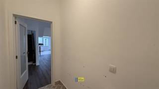 <p><span>Welkom bij deze gerenoveerde woning in Wilrijk, een ideale keuze voor gezinnen die zoeken naar comfortabel wonen in een levendige buurt. Dit pand van 123 m² biedt uitstekende mogelijkheden voor modern woongenot.</span></p><p><span>De woning beschikt over drie ruime slaapkamers, verdeeld over meerdere verdiepingen. De benedenverdieping presenteert zich met open ruimtes en een moderne keuken met praktische indeling. De woonkamer biedt voldoende plaats voor een gezellige inrichting. Gezellige koer achteraan met bergruimte.</span></p><p><span>Extra troeven: Recente renovatie, volledige vernieuwing dak met lopende garantie, ramen met elektrische rolluiken en vliegenramen, praktische kelderberging, gunstig EPC B.</span></p><p><span>Het interieur is voorzien van warme vloeren die doorlopen en een frisse, lichte uitstraling creëren. De badkamer is volledig gerenoveerd en voorzien van eigentijdse voorzieningen, inclusief een groot bad en separate wastafel. </span></p><p><span>De bovenverdiepingen huisvesten de 3 ruime slaapkamers en de badkamer met bad en douche. Dit biedt flexibiliteit voor gezinnen, thuiswerkers of hobbyisten.</span></p><p><span>De locatie in Wilrijk is voordelig gelegen met nabijheid tot scholen, winkels en openbaar vervoer. De voorgevel toont een authentieke baksteen architectuur die integreert met de buurt. Dit is een uitstekende investering voor wie kwalitatief wonen combineert met praktisch ruimtegebruik.</span></p><p><span>Benieuwd? Maak Snel uw afspraak op www.immodelaet.be of op 036440088</span></p>