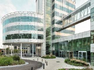 Dit prachtige glazen gebouw is perfect gelegen net buiten het centrum van Brussel. De snelweg E411 Brussel - Luxemburg is in de...