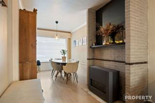 Deze aangename gezinswoning combineert ruimte en comfort in een rustige woonomgeving. Ligging:De woning is gelegen in de Kasteelstraat 33 te Hulste, een rustige en residentiële buurt met een vlotte verbinding naar het centrum, winkels, scholen en belangrijke invalswegen. Hier geniet u van een aangename woonomgeving met alle nodige voorzieningen binnen handbereik.Indeling:Bij het betreden van de woning komt u binnen in de inkomhal, die toegang biedt tot een apart gastentoilet. Verder vindt u een ruime en lichtrijke leefruimte, aansluitend op de keuken en de eetruimte. Achteraan de woning bevindt zich een gezellige veranda met zicht op de tuin. De tuin biedt bovendien voldoende ruimte voor ontspanning en recreatie.Op de eerste verdieping bevinden zich twee volwaardige slaapkamers, een apart toilet en een badkamer uitgerust met zowel een inloopdouche als een ligbad. Tot slot werd de zolder ingericht tot een ruime derde slaapkamer, perfect als master bedroom, hobbyruimte of thuiskantoor.Troeven:- Moderne badkamer uitgerust met een inloopdouche en ligbad- Voorzien van zonnepanelen, wat bijdraagt aan een lager energieverbruik- EPC-score D, geen renovatieverplichting van toepassingBel snel voor en afspraak naar 056/96.08.00 of mail naar info@property-vastgoed.be