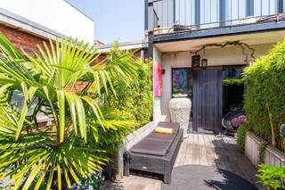 Hoogwaardig afgewerkt appartement met zonnig terras<br /><br />Locatie<br />Gelegen in een rustige enkelrichtingstraat in 2018 Antwerpen, vlak bij Zurenborg en de Dageraadplaats. Centraal Station, Stadspark en winkels bevinden zich op wandelafstand.<br /><br />Beschrijving<br />Stijlvol en instapklaar 1-slaapkamerappartement op de eerste verdieping (zonder lift) in een kleinschalig gebouw. Lichtrijke leefruimte met open, volledig geïnstalleerde keuken. Zuid-oost gericht terras met aangename ochtend- en middagzon. Badkamer met douche, wastafel en handdoekdroger, plus apart toilet. Ideaal voor alleenstaanden of koppels.<br /><br />Bijzonderheden<br />- Asbestveilig<br />- Conforme elektriciteit<br />- Vrij vanaf juli 2026<br />- Bemeubeld verkocht<br />- Maandelijkse lasten: €50 (incl. onderhoud gemene delen, ramenwasser, elektriciteit en brandblusapparatuur)<br />- Mogelijkheid tot huren garage nabij<br /><br />Verplichte vermeldingen<br />EPC: 361 kWh/m²<br />P-score: A | G-score: A<br />Stedenbouw: Vg, Wche, Gvkr, Gmo, Gvv