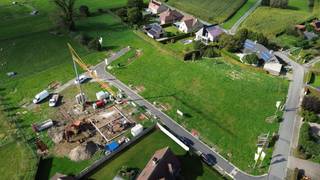 Deze bouwgronden in Beernem zijn heel rustig gelegen, in een landelijke straat in Sint-Joris. Niettemin woon je er op fietsafstand van winkels en scholen. Een bushalte (Nieuwendorpe) is er op 950 m. Via de N44 en E40 geniet je van een vlotte verbinding. Even uitwaaien? Dat kan in het nabijgelegen Vagevuurbos & Lippensgoed-Bulskampveld. De verkaveling omvat 8 villapercelen en 2 loten voor halfopen bebouwing. De grootte van de percelen en de ruime stedenbouwkundige voorschriften bieden je tal van mogelijkheden. We bouwen er jouw woning, volledig op maat, tegen een vaste prijs. In de fotoreeks vind je alvast enkele mogelijke ontwerpen, louter ter illustratie. Een persoonlijk plan, volledig volgens jouw wensen, is ook mogelijk. Contacteer ons en ontdek alle mogelijkheden.