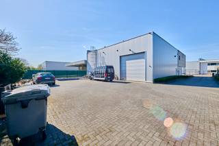 Bedrijfsgebouw van 720m² op een perceel van 1276m² gelegen op de "KMO-zone Molenheide" in Zonhoven. Deze kleinschalige bedrijvenzone is volledig omgeven door de groene omgeving "De Teut" en ligt slechts op 4km van de E314. Dit gebouw bestaat uit een toonzaal met kantoren, een werkruimte/atelier en een magazijn. Verder is er op de verdieping een volledig instapklare conciërgewoning met een mooi terras. Het gebouw is voorzien van zonnepanelen (10WP), een warmtepomp en is er waterrecuperatie voorzien. Achter het gebouw is er een verhard buitenterrein van 335m². <br /><br />KENMERKEN HAL:<br />- oppervlakte: 285m²<br />- vrije hoogte: 7m<br />- stalen constructie met geïsoleerde sandwichpanelen en steeldeck met lichtstraat<br />- elektrische sectionaalpoort<br /><br />KENMERKEN SHOWROOM - KANTOOR:<br />- oppervlakte: 220m² <br />- indeling: showroom, kantoren, sanitaire cel, refter en werkruimte<br />- veel lichtinval door de rote glasgevel<br />- voorzien van al het hedendaags comfort: zonnepanelen, airco, data-netwerk <br /><br />KENMERKEN CONCIËRGEWONING - APPARTEMENT:<br />- oppervlakte: 200m² + 20m² terras<br />- indeling: ruime woonkamer met open keuken, 2 slaapkamers waarvan één met een dressing, badkamer, berging, inkom en terras<br />- volledig instapklaar met een mooie industriële afwerking<br /><br />TROEVEN:<br />- multifunctioneel gebouw met zeer mooi appartement<br />- zonnepanelen (10WP) met groene stroomcertificaten van 280€/stuk tot 2032<br />- elektriciteitsaansluiting: 380V / 80A<br />- volledig instapklaar