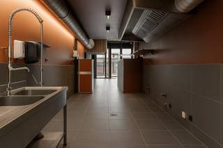 Deze veelzijdige commerciële ruimte, gelegen aan de levendige en drukbezochte Mechelsesteenweg, is uitermate geschikt voor diverse handelsactiviteiten zoals een winkel, kantoor, praktijk of horecazaak.<br /><br />Het pand wordt momenteel uitgebaat als horecagelegenheid en beschikt reeds over praktische voorzieningen zoals een dampkap, koelcel en sanitaire faciliteiten.<br /><br />Er is ook een optie om te huren aan €2.500/maand exclusief kosten. <br /><br />Highlights:<br />- Strategische ligging met veel passage en parkeermogelijkheden in de buurt.<br />- Goede bereikbaarheid met het openbaar vervoer.<br />- Mogelijkheid voor opvallende etalage.<br />- Klaar voor onmiddellijke start dankzij de bestaande infrastructuur.<br />- Achteraan veel privacy, dus ook uiterst geschikt als praktijk of kantoor. <br />- Gunstig EPC.<br /><br />Wenst u meer informatie of een bezoek ter plaatse? Neem dan gerust contact met ons op!