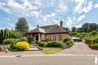 <p><strong>Ruime open bebouwing met 4 slaapkamers, dubbele garage en zuidoostgerichte tuin op ca. 26 are in Hofstade.</strong></p>
<p><strong>BEKIJK ZEKER ONZE (VIRTUELE) GRONDPLANNEN EN ATTESTEN VOOR DE INDELING EN EXTRA INFORMATIE.</strong></p>
<p>Deze ruime open bebouwing uit 1991 is gelegen op een royaal perceel van ca. 26 are en biedt bijzonder veel ruimte en mogelijkheden. De woning vormt een uitstekende basis voor wie de afwerking verder wil moderniseren en volledig naar eigen smaak wil brengen. Met 4 slaapkamers, 2 badkamers, een afzonderlijke bureauruimte, een volledige kelder en een dubbele vrijstaande garage is de woning uitermate geschikt voor wie op zoek is naar comfortabel en ruim wonen.</p>
<p>Het gelijkvloers beschikt over een ruime inkomhal, een royale leefruimte met haard, een ingerichte keuken, een afzonderlijk bureau, een slaapkamer en een badkamer. De aangrenzende veranda zorgt voor een sterke verbinding met de tuin. Dankzij de slaapkamer en badkamer op het gelijkvloers is bovendien gelijkvloers wonen mogelijk.</p>
<p>Op de eerste verdieping bevinden zich 3 slaapkamers, een tweede badkamer en een bijzonder ruime hobbyruimte rond de vide. De woning is daarnaast volledig onderkelderd en beschikt onder meer over verschillende praktische bergruimtes en een karaktervolle wijnkelder.</p>
<p>Buiten vormt de zuidoostgerichte tuin een absolute troef. Bovendien bevindt er zich een ruime dubbele vrijstaande garage en op de oprit is plaats voor meerdere wagens.</p>
<p>Ook de ligging is bijzonder praktisch. De woning bevindt zich in een rustige, residentiële woonomgeving in Hofstade, nabij het dorpscentrum, scholen, openbaar vervoer en station Hofstade. Bovendien geniet u van een vlotte verbinding richting Mechelen en de E19.</p>
<p><strong>ALGEMENE KENMERKEN:</strong></p>
<ul>
<li>Open bebouwing op een royaal perceel van ca. 26 are</li>
<li>4 slaapkamers en 2 badkamers, waarvan telkens 1 op het gelijkvloers – mogelijkheid tot gelijkvloers wonen</li>
<li>Royale leefruimte van ca. 100 m² met verschillende zithoeken, eetplaats en haard</li>
<li>Afzonderlijke bureauruimte en ruime hobbyruimte op de verdieping</li>
<li>Volledig onderkelderd met verschillende bergruimtes en wijnkelder</li>
<li><span>Zuidoostgerichte tuin</span></li>
<li>Ruime dubbele vrijstaande garage en voldoende parkeergelegenheid op eigen terrein</li>
<li>Rustige, residentiële ligging nabij dorpscentrum, scholen, openbaar vervoer en station Hofstade, met vlotte verbinding richting Mechelen en de E19</li>
</ul>
<p><strong>TECHNISCHE KENMERKEN:</strong></p>
<ul>
<li>EPC-score: 270 kWh/(m²/jaar) - Label C</li>
<li>Elektrische installatie conform – 3-fasen</li>
<li><span>Niet-asbestveilig</span></li>
<li>16 zonnepanelen met een totaal vermogen van ca. 5.000 wp</li>
<li><span>Vloerverwarming op het gelijkvloers</span></li>
<li><span>Airconditioning in de keuken</span></li>
<li>Hardhouten buitenschrijnwerk (Afzelia) met dubbele beglazing</li>
</ul>
<p><strong>INDELING:</strong></p>
<p><u>Gelijkvloers</u></p>
<ul>
<li>Ruime inkomhal met apart toilet en prachtige centrale trap naar de verdieping</li>
<li>Royale leefruimte (ca. 100 m²) met verschillende zithoeken, eetplaats en haard</li>
<li>Ingerichte keuken met granieten werkblad en toegang tot veranda en terras</li>
<li><span>Afzonderlijke bureauruimte</span></li>
<li><span>Ruime slaapkamer</span></li>
<li>Badkamer met ligbad, douche, lavabo en toilet</li>
<li><span>Praktische berging</span></li>
</ul>
<p><u>Eerste verdieping</u></p>
<ul>
<li><span>Nachthal rondom de vide</span></li>
<li><span>3 slaapkamers</span></li>
<li>Tweede badkamer met ligbad en toilet</li>
<li><span>Ruime hobbyruimte met diverse inrichtingsmogelijkheden</span></li>
</ul>
<p><u>Kelder</u></p>
<ul>
<li>Volledig onderkelderd met meerdere praktische kelder- en bergruimtes</li>
<li><span>Wijnkelder</span></li>
</ul>