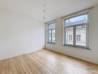 IXELLES: Close to the Ixelles ponds and all amenities, superb fully renovated studio apartment of +/-35m².On the 2nd floor without lift:- Kitchen...