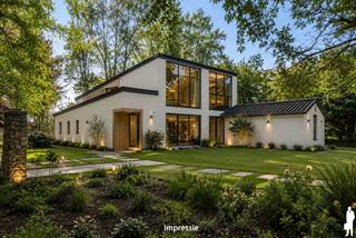 <strong>Vroegmodernistische atelierwoning op een prachtig perceel van ca. 6685 m²</strong><br /><br /><strong>Algemeen:</strong><br />- Te renoveren/af te breken zonevreemde woning <br />- Bebouwde oppervlakte: ca. 140 m²<br />- Gelegen in waardevol landschappelijk agrarisch gebied<br />- Prachtig perceel met parktuin: ca. 6685 m²<br /><br /><strong>Info gemeente Kontich over zonevreemde woningen:</strong><br />- Verbouwing binnen het bestaande volume<br />- Uitbreiding tot een maximaal totaal volume van 1.000 m³<br />- Herbouw tot een maximaal totaal volume van 1.000 m³<br />- Aandeel woningbijgebouwen beperkt tot 40 m²<br />- Aandeel van niet-overdekte constructies beperkt tot 80 m²<br />- Het onbebouwde perceel mag niet bebouwd worden<br />- Verbouwingen uiteraard volgens geldende voorschriften<br /><br /><strong>Nuttige links:</strong><br />https://omgeving.vlaanderen.be/nl/woning-zonevreemd<br />https://www.kontich.be/algemeen-bouwreglement-2020<br /><br /><strong>Onmiddellijke omgeving:</strong><br />- Gelegen in een rustige wijk<br />- Zeer vlotte bereikbaarheid naar Antwerpen en Brussel (E19 en trein)<br />- Nabij het centrum van Kontich en Reet met scholen, winkels, openbaar vervoer en verschillende natuurgebieden op fiets- en wandelafstand<br /><br /><strong>Historiek:</strong><br />Oorspronkelijke atelierwoning is van Duitse architect Hans Scwippert en gebouwd in jaren ’30 in opdracht van kunstenaarskoppel Maria Eulenbruch, Duitse keramiste en de Vlaamse beeldhouwer Robert Hasemeier.<br /><br />Voor meer informatie kan u terecht op www.deboerenpartners.be.