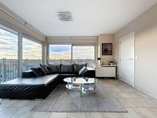 Cet appartement d’angle lumineux bénéficie d’une situation exceptionnelle à quelques pas de la digue, de la rue commerçante, de la promenade et...