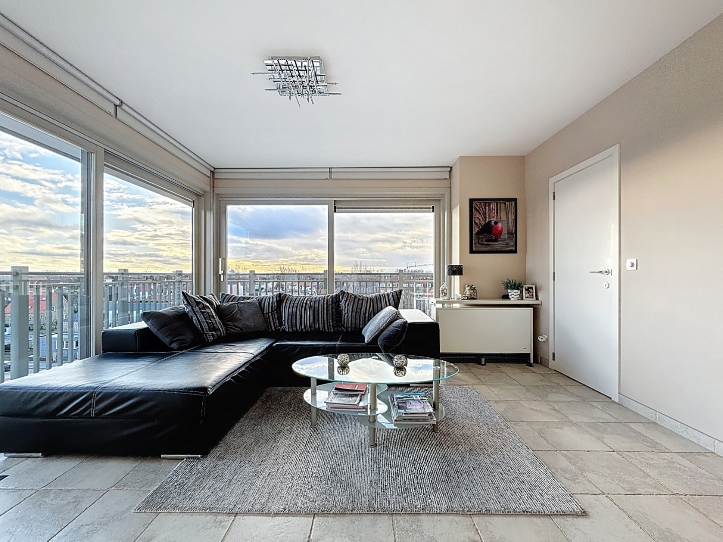 Élégant appartement d’angle idéalement situé à proximité de la mer, des commerces et des promenades, offrant une vue imprenable ! - photo 2