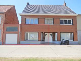 Op een uiterst rustige locatie omgeven door groen kunt u deze instapklare gelijkvloerse woning terugvinden, gelegen in een kleinschalig appartementsgebouw met ruime garage met automatische garagepoort geschikt voor 2 wagens.<br />Achteraan de woning ligt een groot terras met een mooi aangelegde tuin en wat buitenbergingen.<br /><br />Indeling: inkomhal - ingerichte keuken met elektrisch koken, dampkap, oven, koelkast, vaatwas, spoelbakken en eethoek - aansluitend een ruime woonkamer met centrale verwarming gas - kelder - wasruimte - apart toilet - ingerichte badkamer met inloopdouche en badkamermeubel met dubbele lavabo -<br />2 grote slaapkamers met centrale verwarming gas. <br /><br />Algemeen:<br />- EPC 814 - label F<br />- Belangrijk: EPC werd opgemaakt voordat er centrale verwarming gas lag (voordien accumulatoren)<br />- Bewoonbare oppervlakte: 138 m²<br />- Woonkamer voorzien van spots <br />- Overal rolluiken<br />- Woning voorzien van glasgordijnen en deels overgordijnen <br />- Wasruimte werkt op stadswater <br />- Pompeput voor lavabo, wasruimte en toilet<br />- Veel parking voor de deur<br />- Geen gemeenschappelijke kosten<br />- Vrij vanaf 15/08/2026<br /><br />Huurprijs: € 875/maand.
