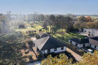 Te renoveren villa met kantoorruimte en magazijn op 2050 m² grond Welkom in deze originele op te frissen woning in het landelijke Duffel aan de grens...