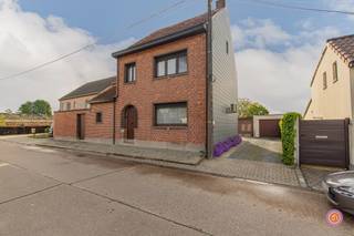 In een rustige straat te Sint-Amands vinden we deze open bebouwing terug met tal van mogelijkheden voor wie op zoek is naar een woning met potentieel. Dankzij de landelijke ligging en het mooie open zicht geniet je hier van rust en ruimte in een groene omgeving.<br /><br />Op het gelijkvloers omvat de woning een ruime woonkamer met aansluitend de keuken en een praktische bijkeuken, alsook een badkamer voorzien van douche, lavabo en toilet. Verder is er nog toegang tot de praktische kelder.<br /><br />De eerste verdieping beschikt over drie ruime slaapkamers.<br /><br />Als extra is er nog een vaste trap naar de zolderverdieping, die extra mogelijkheden biedt naar één of twee slaapkamers of hobbyruimte.<br /><br />Vanuit de veranda betreden we de aangename tuin met prachtig landelijk uitzicht.<br /><br />Parkeren vormt hier geen probleem, dankzij de twee garages en een ruime oprit.<br /><br />Ben je op zoek naar een woning met veel potentieel op een rustige locatie?<br />Neem dan gerust contact op via bryann@julimmo.be of 0492 86 51 03.