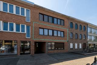 <p><strong>Ruim appartement (ca. 125m²) met 2 slaapkamers, kelderberging en zuid (overdekt) terras<br /><br />Algemeen:<br /></strong><span>- Instapklaar appartement op de 1</span><sup>e</sup><span> verdieping</span><br /><span>- LIFT AANWEZIG</span><br /><span>- Grote leefruimte met optimale lichtinval (ca. 41m²)</span><br /><span>- Volledig geïnstalleerde keuken (ca. 17m²)</span><br /><span>- 2 slaapkamers (ca. 11 en 16m²)</span><br /><span>- ZUID georiënteerd (overdekt) terras (ca. 9m²)</span><br /><span>- Badkamer met bad en douche (ca. 9m²)<br /></span><span>- Handige kelderberging op -1 </span><span>(ca. 5m²)</span><br /><span>- Gemeenschappelijke kosten: ca. 25,- euro/maand</span><br /><br /><strong>Onmiddellijke omgeving:<br /></strong><span>- Pal in het centrum van Hove</span><br /><span>- Zeer vlotte bereikbaarheid naar Antwerpen en Brussel (E19)</span><br /><span>- Scholen, winkels en openbaar vervoer op fiets- en wandelafstand</span><br /><span>- Nabij fiets-o-strade Antwerpen – Mechelen</span><br /><span>- Nabij treinstation Hove</span><br /><br /><strong>Technische kenmerken/renovaties:<br /></strong><span>- Elektrische verwarming via accumulatie</span><br /><span>- Videofoon</span><br /><br /><strong>Indeling:<br /></strong><span>- Inkomhal met apart toilet</span><br /><span>- Badkamer met toilet, bad, douche en 2 wastafels</span><br /><span>- Grote leefruimte</span><br /><span>- Gesloten keuken (volledig geïnstalleerd)</span><br /><span>- Grote berging (ca. 5m²) met voorzieningen WM/DK</span><br /><span>- 2 slaapkamers</span><br /><span>- Overdekt Z-terras</span></p>