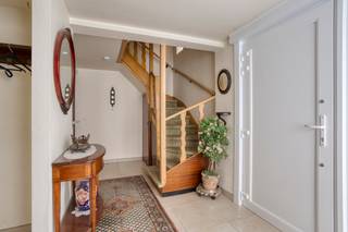 <p>Ontdek deze ruime en goed onderhouden bel-etagewoning met tuin, gelegen op een centrale en gegeerde locatie in Dilbeek, vlak bij winkels, scholen en openbaar vervoer.</p><p>Op het gelijkvloers bevindt zich een ruime inkomhal met vestiaire en gastentoilet, een garage en twee praktische kelders. Eén van de kelders biedt bovendien directe toegang tot de tuin, wat een extra troef is voor dagelijks comfort en gebruiksgemak.</p><p>De eerste verdieping omvat een lichtrijke woonkamer, een aparte eetkamer, een keuken en een veranda met toegang tot de tuin via een buitentrap. De woonkamer en eetkamer worden momenteel gescheiden door een lichte wand, waardoor deze eenvoudig kunnen worden omgevormd tot één grote open leefruimte.</p><p>De tweede verdieping bestaat uit een nachthal, twee volwaardige slaapkamers, een derde kamer die perfect kan dienen als bureau, dressing of kinderkamer, en een badkamer. Eén van de kamers heeft een oppervlakte van 7,40 m² en wordt daarom eerder beschouwd als multifunctionele ruimte dan als volwaardige slaapkamer.</p><p>De ruime zolder biedt bijkomende uitbreidingsmogelijkheden, ideaal voor wie extra kamers of een hobbyruimte wenst te creëren.</p><p>De woning beschikt daarnaast over rolluiken, vliegenramen en een vernieuwd en geïsoleerd dak (2020), wat bijdraagt aan het wooncomfort en de energiezuinigheid.</p><p>Dankzij de centrale ligging, de praktische indeling en de uitbreidingsmogelijkheden vormt deze woning een ideale opportuniteit voor gezinnen of kopers die op zoek zijn naar ruimte en potentieel in Dilbeek.</p>