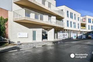 Ontdek dit prachtig nieuwbouwappartement, ideaal gelegen in het centrum van Wenduine op wandelafstand van winkels, horeca, openbaar vervoer en het strand. Met een bewoonbare oppervlakte van 115 m² combineert dit appartement ruimte, comfort en energiezuinigheid in een moderne woonomgeving.<br /><br />Via de inkomhal met videofoon betreedt u de lichtrijke leefruimte van 38 m², waar grote raampartijen zorgen voor een aangename sfeer en een mooie verbinding met het ruime terras van 21 m². Hier geniet u volop van het buitenleven dankzij de royale oppervlakte, een lichtpunt met armatuur en een buitenstopcontact.<br /><br />De volledig uitgeruste keuken sluit naadloos aan op de leefruimte en biedt alle comfort voor dagelijks gebruik. Verder beschikt het appartement over twee volwaardige slaapkamers van respectievelijk 10 m² en 12 m², beide voorzien van UTP-aansluitingen. De badkamer is uitgerust met een inloopdouche afgewerkt met wandtegels en er is daarnaast een afzonderlijk toilet met lavabo aanwezig.<br /><br />Extra praktisch is de berging, voorzien van aansluitingen voor wasmachine, droogkast, modem, verwarmingsinstallatie en ventilatiesysteem.<br /><br />Op technisch vlak voldoet dit appartement aan de hedendaagse normen dankzij de geothermische warmtepompinstallatie met vloerverwarming. De combinatie van duurzame technieken, aluminium ramen en hoogwaardige isolatie resulteert in gunstige E-peil.<br /><br />De kwalitatieve afwerking met keramische tegels en fineerparket zorgt voor een tijdloze uitstraling. Dit energiezuinige nieuwbouwappartement is de ideale keuze voor wie op zoek is naar comfortabel wonen aan de Belgische kust met alle voorzieningen binnen handbereik.