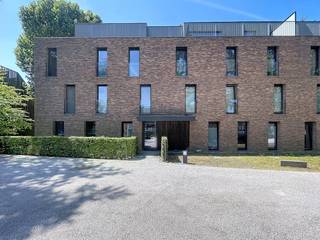LIGGING:<br /><br />Dit appartement geniet een uiterst centrale ligging en bevindt zich toch in het groen! "Park Van Damme" werd ontworpen met oog voor de integratie van het unieke park waar het appartement zich bevindt. Het centrum van Eeklo is op wandel/fietsafstand. Tevens geniet u van uitstekende verbindingen met de snelwegen. <br /><br />INDELING: <br /><br />Hal - leefruimte - keuken voorzien van de noodzakelijke apparaten - toilet - berging - 1 slaapkamer - badkamer met inloopdouche - terras - autostaanplaats<br /><br />EXTRA INFO:<br /><br />Deze eigendom is beschikbaar volgens opzeg vanaf 01-10-2026. In samenspraak met de huidige huurder is 01-08-2026 eventueel een mogelijkheid.<br />In de huurprijs is er een autostaanplaats voorzien.<br />De huurprijs bedraagt € 820,00 + € 250,00 provisie. In de provisie zitten de syndicale kosten + voorschot op je maandelijkse verwarming via gas.<br /><br />Het appartement is volledig geschilderd en instapklaar. <br />Er is een vliegenraam voorzien bij het terras.<br />De overnames van lichtarmaturen en gordijnen zullen meegenomen worden door de huidige huurder.<br /><br />De verwarming is gemeenschappelijk in het gebouw voorzien op basis van aardgas via radiatoren. <br /><br />Bekijk ook even de VR-TOUR die voorhanden is op de website van Dewaele. Zo kunt u meteen de indeling ontdekken.<br /><br />BEZOEKAANVRAAG:<br /><br />Interesse om dit appartement te bezoeken? Vraag dan zeker je bezoek aan via MijnHuurprofiel via UITSLUITEND de website van Dewaele!