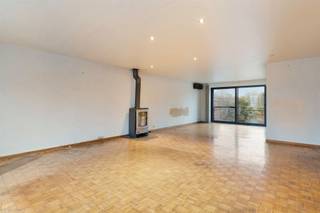 Welkom in deze ruime gezinswoning gelegen in Hofstade. Dit solide pandb (betonconstructie) biedt een totale woonoppervlakte van 274 m² op een grondstuk van 608 m², wat uitstekende mogelijkheden biedt voor gezinnen die ruimte zoeken.De woning beschikt over drie slaapkamers, waarvan twee zeer grote slaapkamers, eventueel nog op te splitsen. Het interieur kenmerkt zich door open, lichte ruimten met aangename proporties. De woonkamer is voorzien van grote ramen die veel natuurlijk licht binnenlaten en uitkijken op het omliggende groen. Een houten parketvloer voegt warmte en elegantie toe aan de leefruimte.De moderne keuken is functioneel ingericht met een schone, lichte uitstraling en donkere werkbladen, ideaal voor dagelijks gebruik. Hoewel momenteel één badkamer aanwezig is, biedt de ruimte mogelijkheden voor verdere aanpassingen en verbeteringen.Dit eigendom presenteert een solide basis met potentieel voor personalisering en modernisering. Ideaal voor wie zoekt naar meer wooncomfort en grondruimte in de buurt van Aalst.