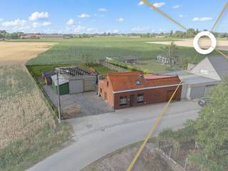 Deze charmante woning in het Heuvelland is gelegen te midden van groen en stilte.Je betreedt de woning via een inkomhal die toegang biedt tot de...